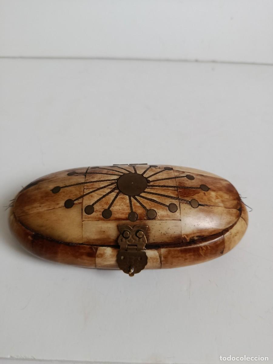 Antig&uuml;edades: CAJA O JOYERO HECHO DE HUESO CON INCRUSTACIONES DE METAL.