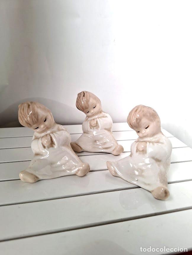 Antig&uuml;edades: Conjunto 3 figuras porcelana beb&eacute;s rezando o durmiendo
