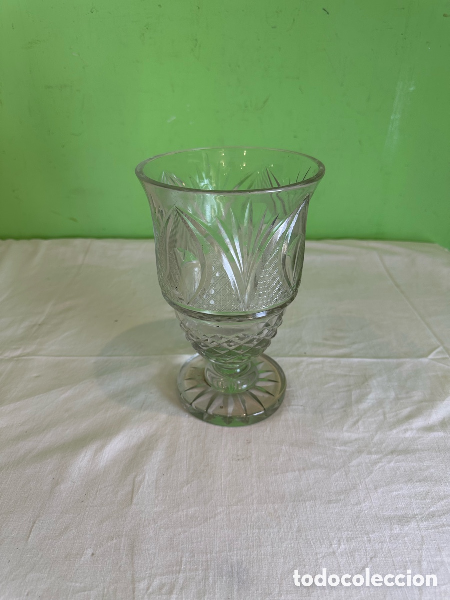Antig&uuml;edades: Jarr&oacute;n antiguo de cristal tallado con pie estilo cl&aacute;sico decorativo