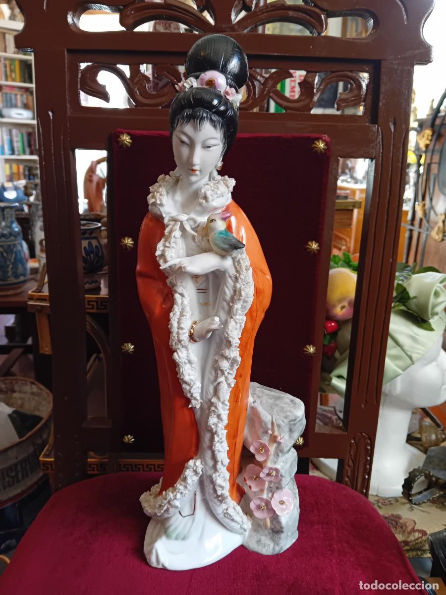 Antig&uuml;edades: Geisha de porcelana pintada a mano antigua
