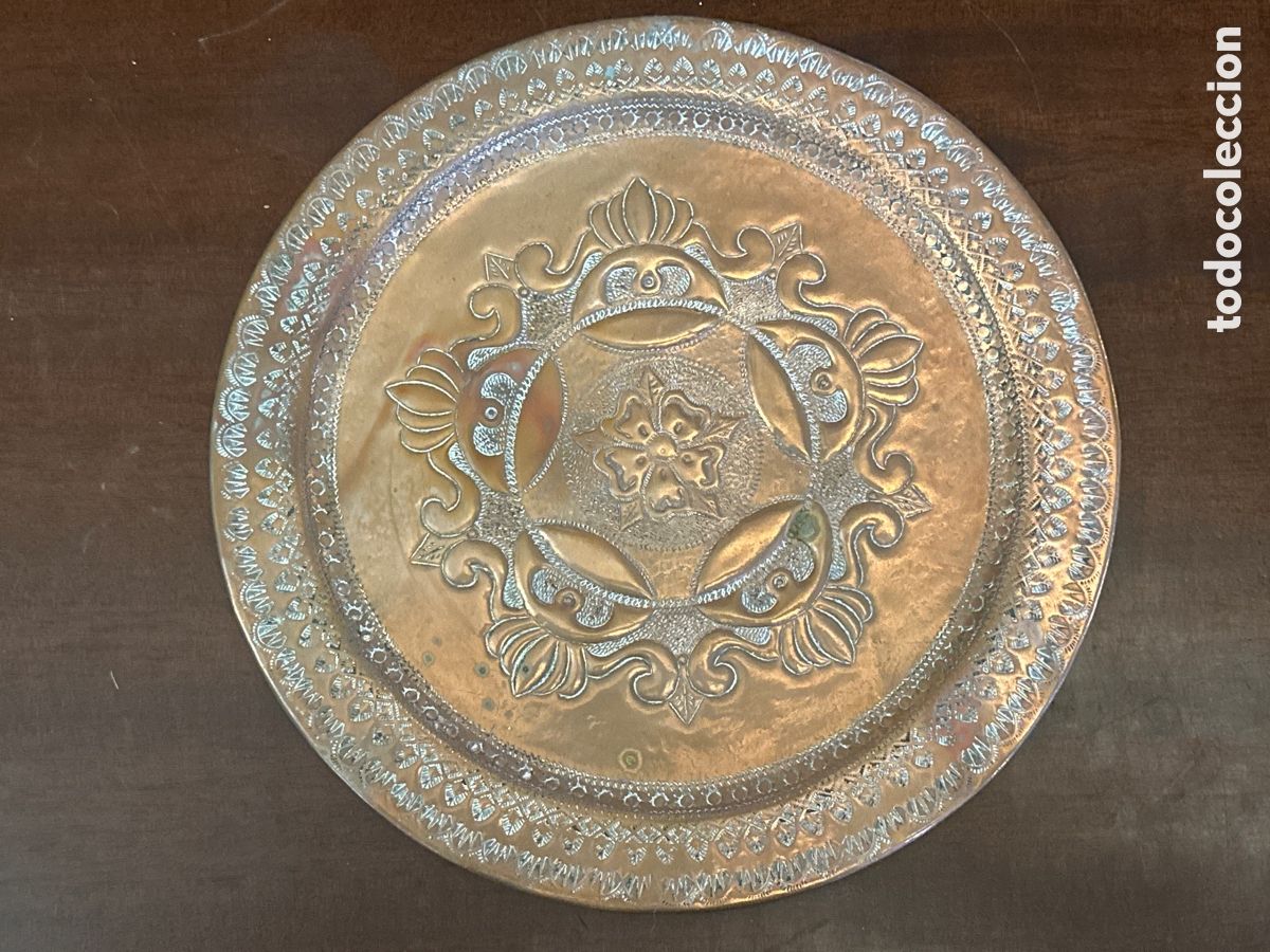 Antig&uuml;edades: PRECIOSO PLATO DE COBRE REPUJADO. 24, 5 CM DE DIAMETRO