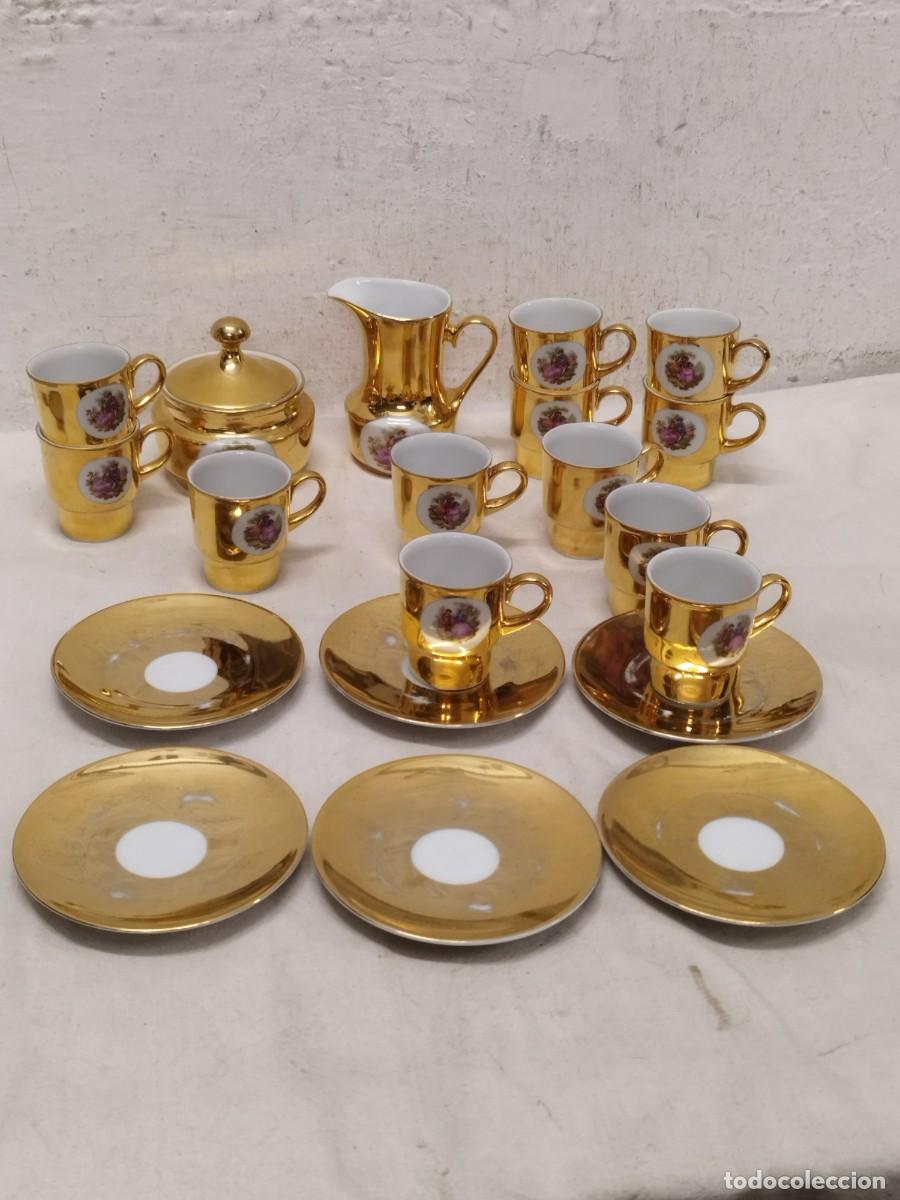 Antig&uuml;edades: Antiguo juego de te o cafe en porcelana. Motivos gal&aacute;n y mujer, decorada en dorado.