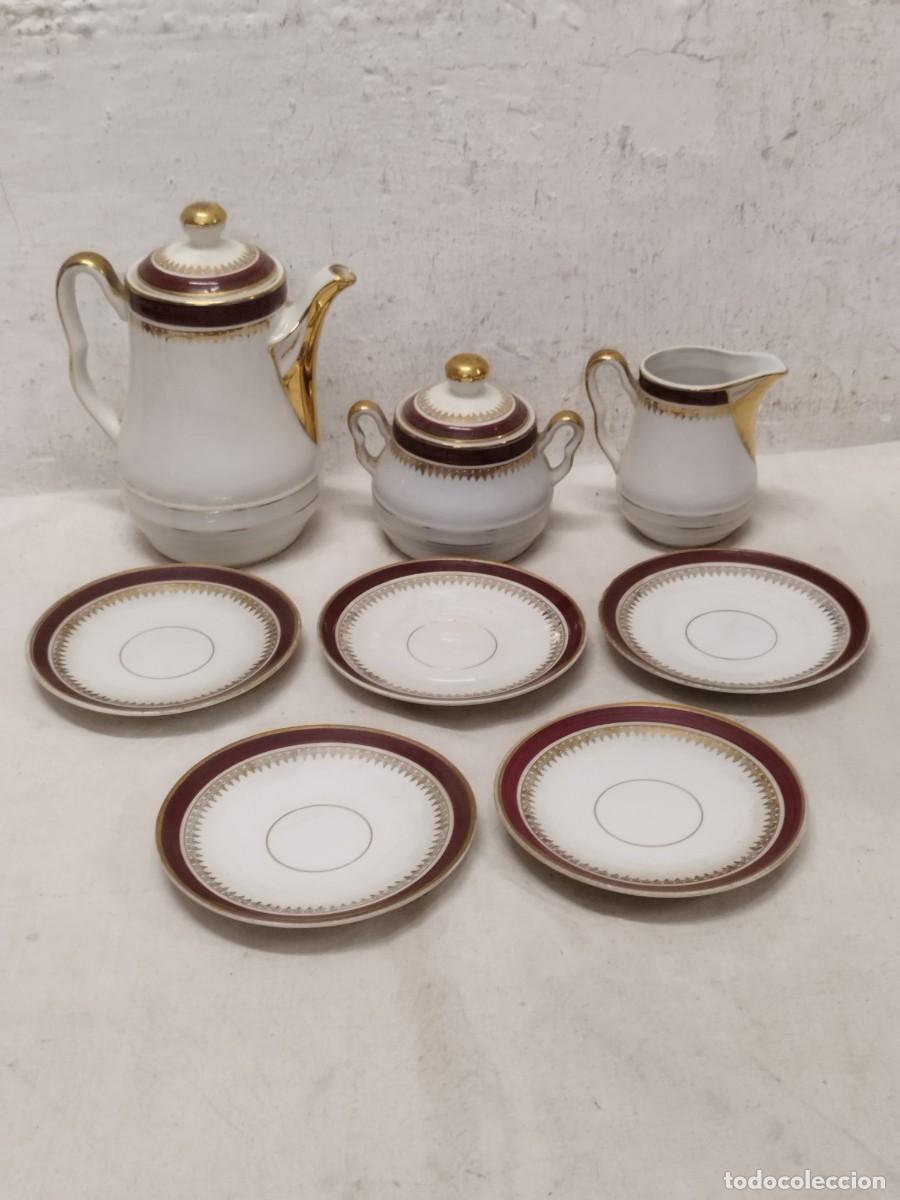 Antig&uuml;edades: Antiguo juego de te o cafe en porcelana. 5 platos, lechera, cafetera y azucarero.