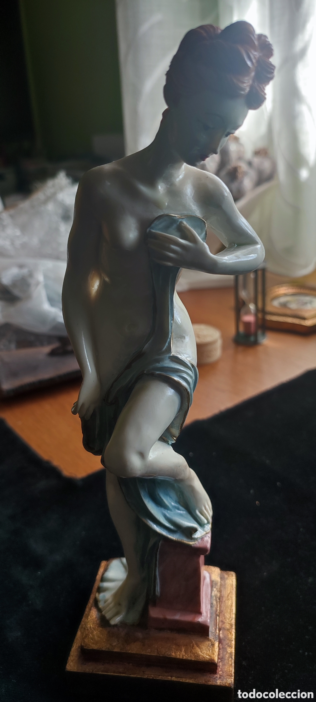 Antig&uuml;edades: Preciosa escultura de la diosa Venus o Afrodita pintada a mano sobre base dorada