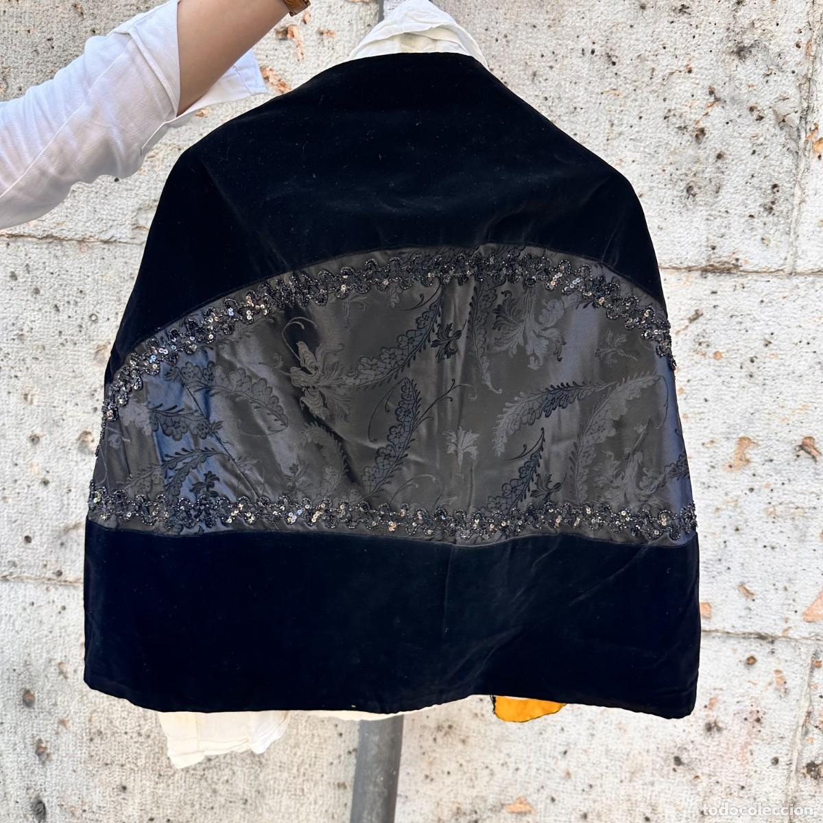 Antig&uuml;edades: Mantilla de casco / rocador, seda y terciopelo, p. s. XX - Castilla y Le&oacute;n, Espa&ntilde;a