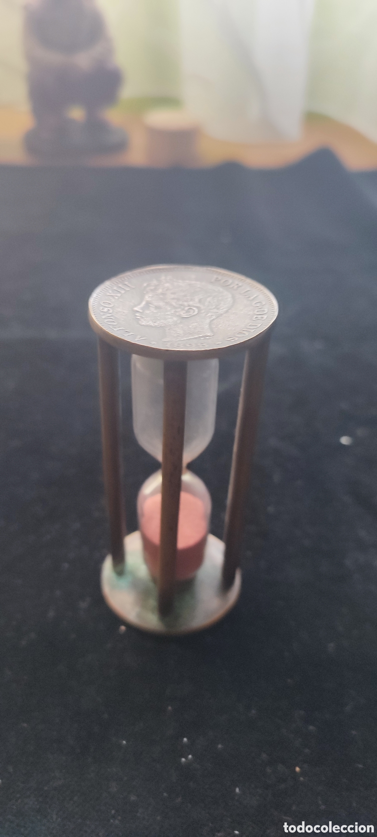 Antig&uuml;edades: Antiguo reloj de bronce siglo XIX de arena con moneda de Alfonso XIII