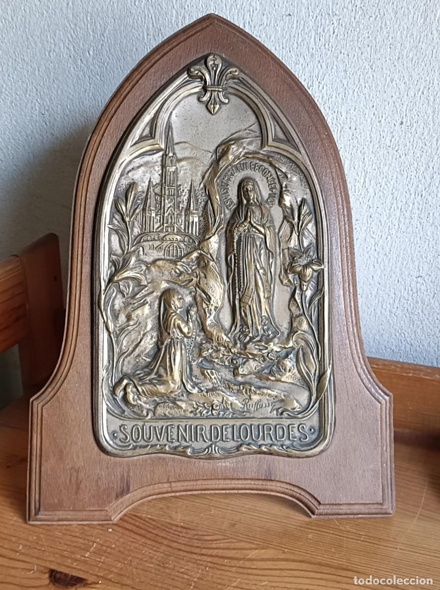 Antig&uuml;edades: Cuadro de mesa de madera y metal religioso Souvenir de Lourdes Recuerdo de Lourdes