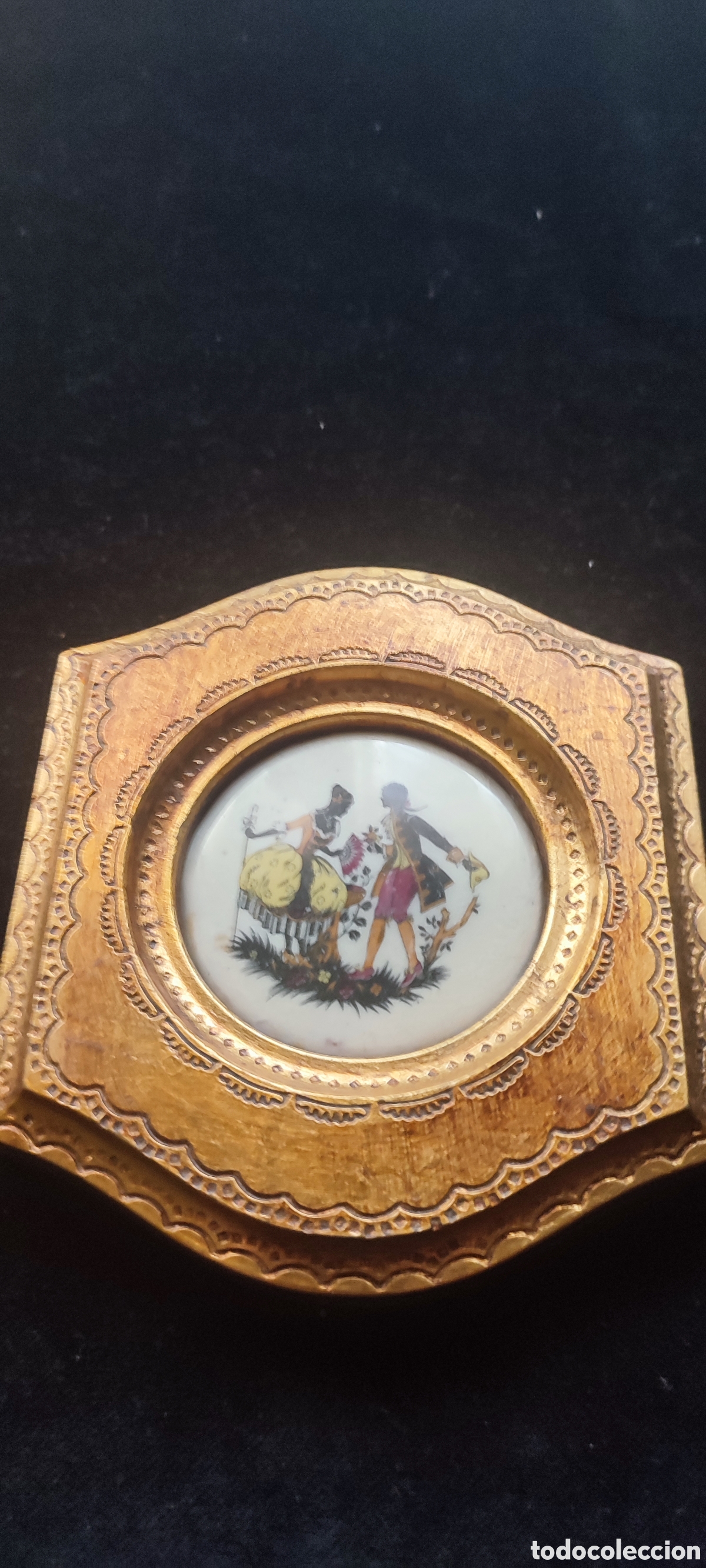 Antig&uuml;edades: Antigua plaqueta de porcelana pintada a mano en marco dorado