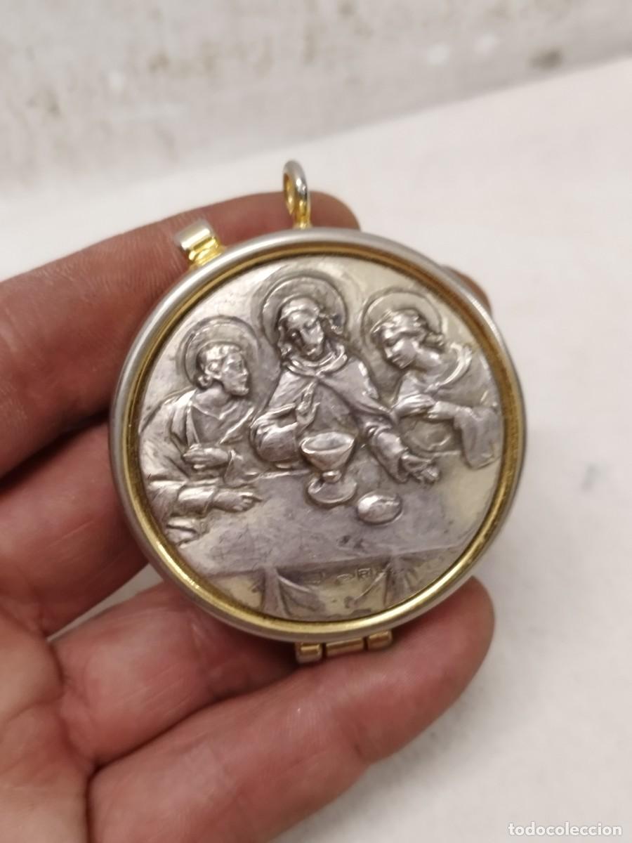 Antig&uuml;edades: Antiguo relicario religioso. Con imagen en relieve cena santa. Metal dorado a identificar.