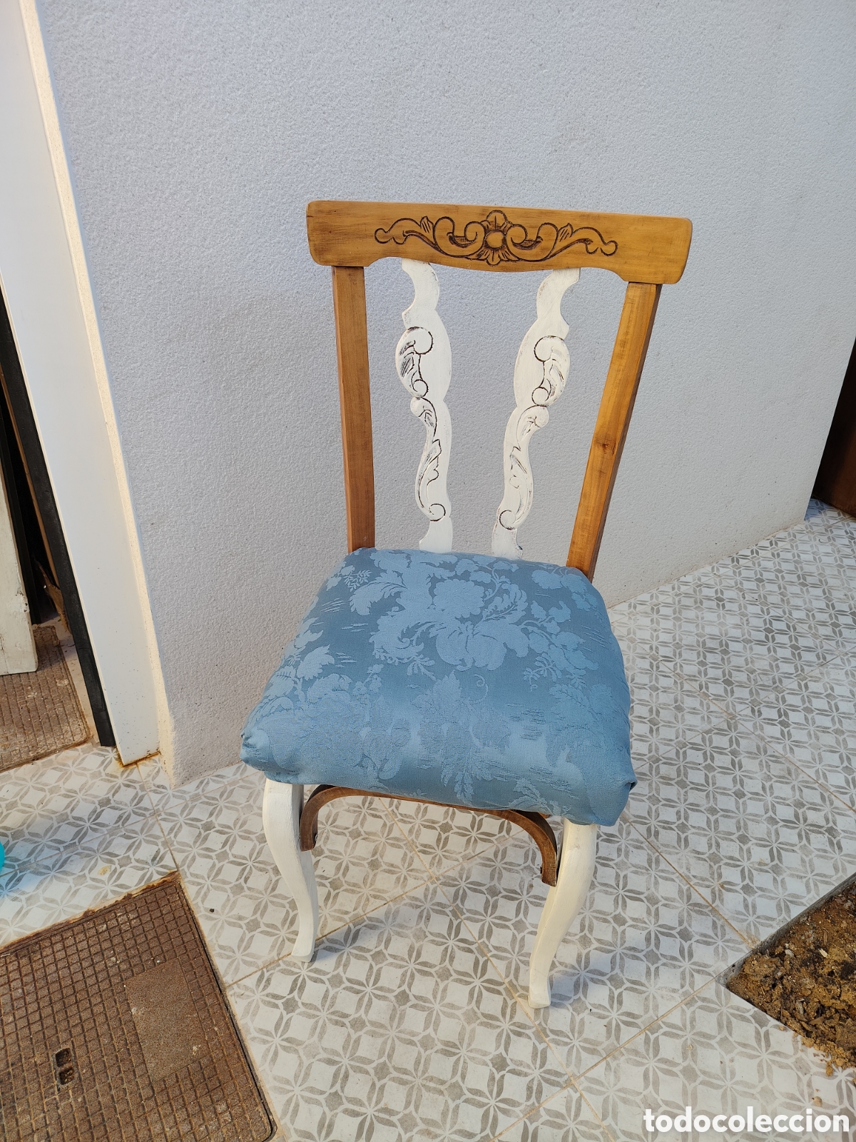 Antig&uuml;edades: Silla de madera con talla en el respaldo