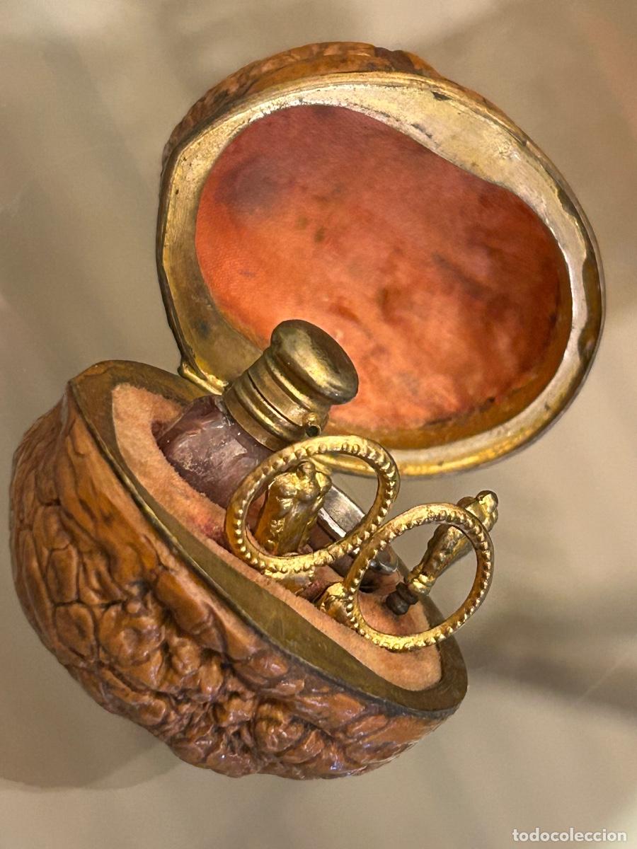 Antig&uuml;edades: Antiguo costurero en miniatura nuez con &uacute;tiles de costura y perfumero