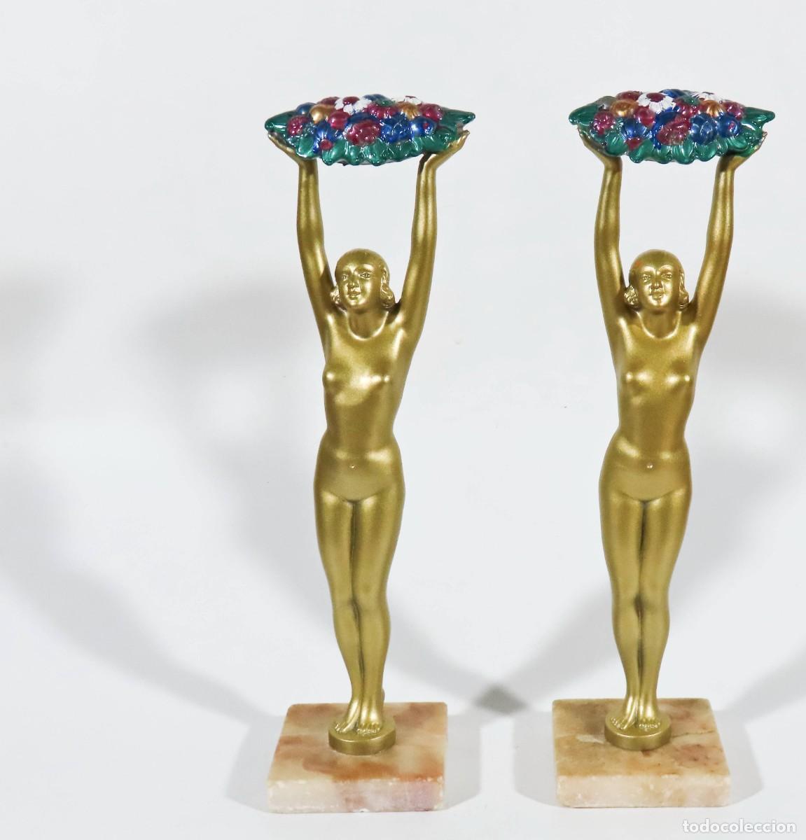 Antig&uuml;edades: PAR DE FIGURAS ART DECO MUJERES CON BANDEJAS DE FLORES