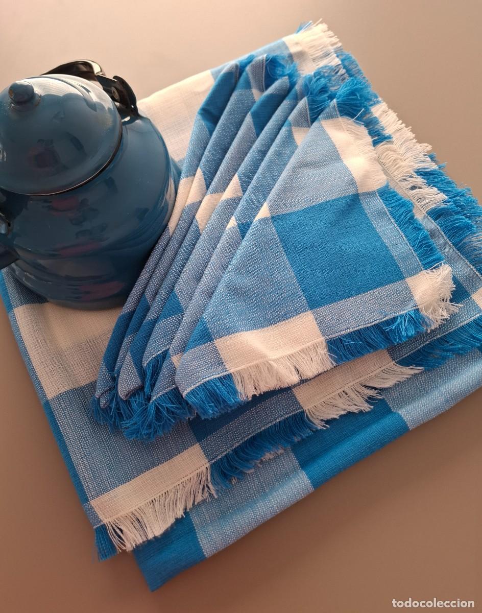 Antig&uuml;edades: Vintage. Mantel con fleco de cuadros azul + 6 servilletas a juego + Tetera azul esmaltada