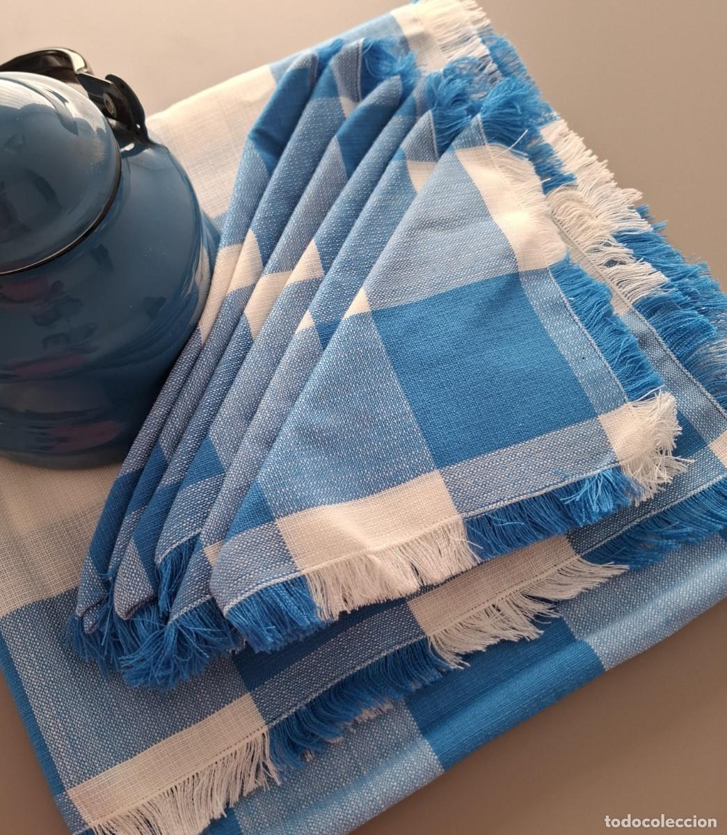 Antig&uuml;edades: Vintage. Mantel con fleco de cuadros azul + 6 servilletas a juego + Tetera azul esmaltada