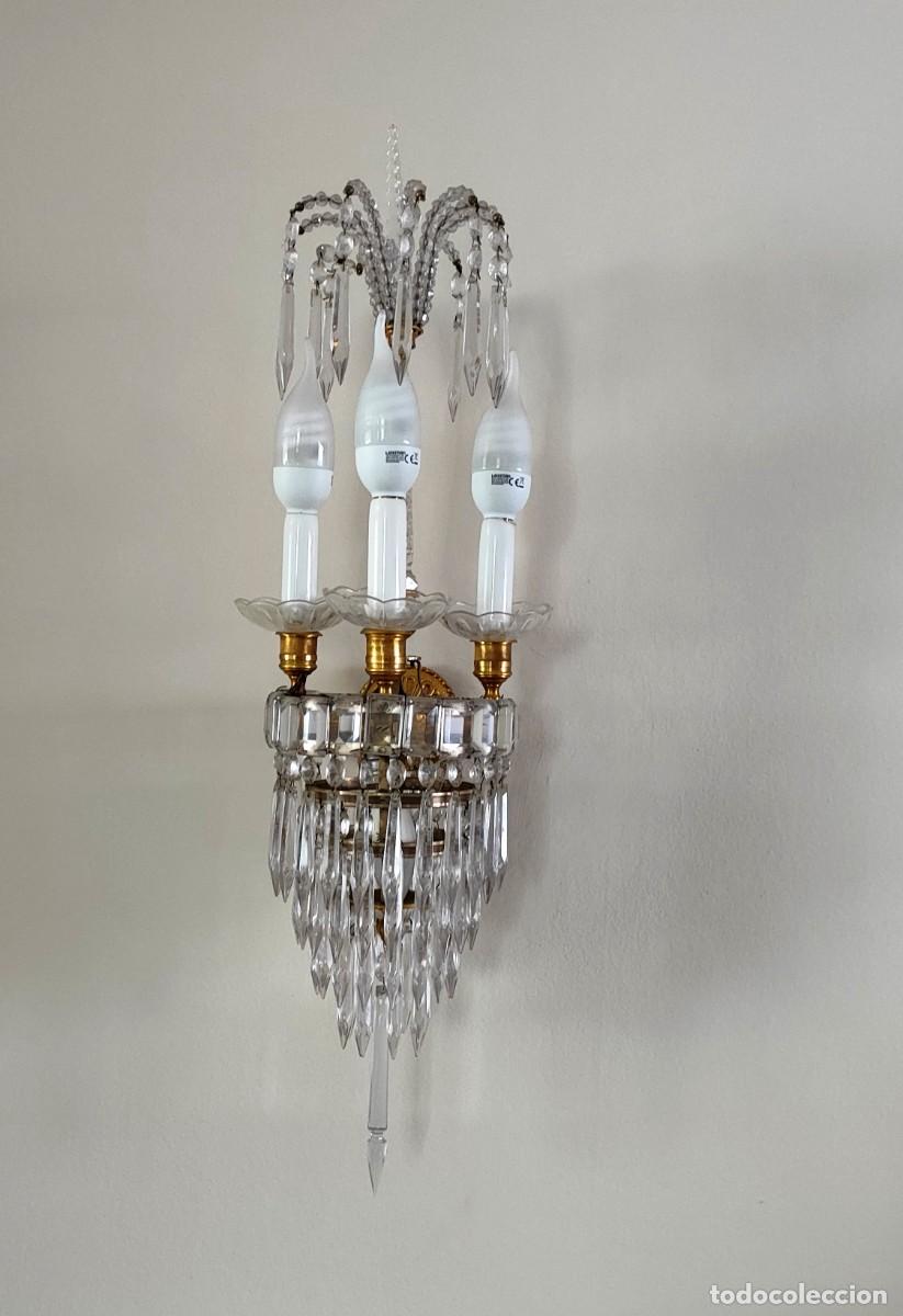 Antig&uuml;edades: Pareja de apliques de TRES LUCES de cristal y bronce
