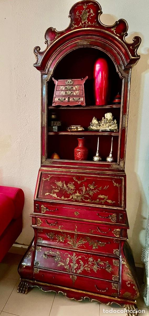Antig&uuml;edades: Buro librero oriental color granate con motivos dorados SXX