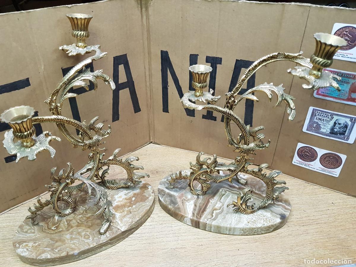 Antig&uuml;edades: PAREJA DE PORTA VELAS-CANDELABROS- DE BRONCE Y BASE DE MARMOL