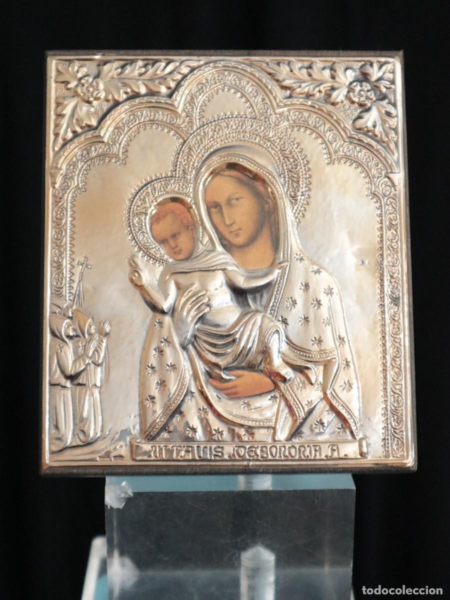 Antig&uuml;edades: Virgen con Ni&ntilde;o. Icono de plata de ley repujada. S. XX. Mide 14 x 12 cm.