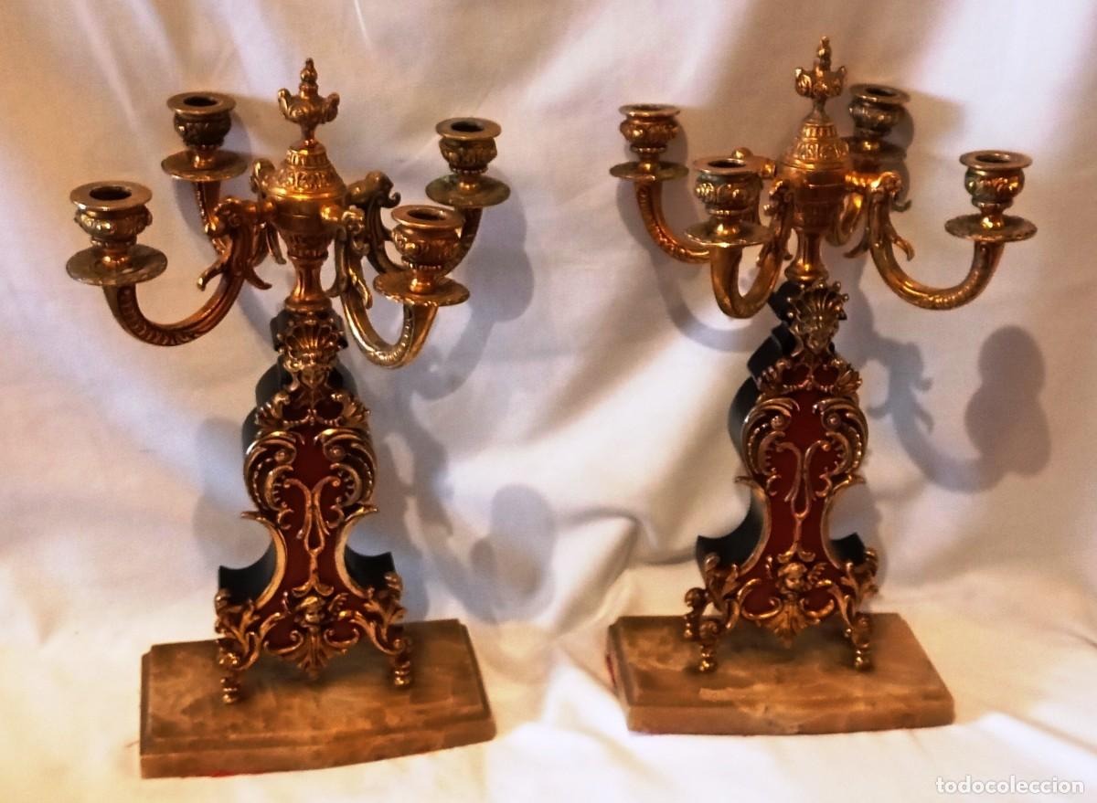 Antig&uuml;edades: 2 Candelabros Estilo Franc&eacute;s Dorado. Par de candelabros de estilo franc&eacute;s con un dise&ntilde;o elegante