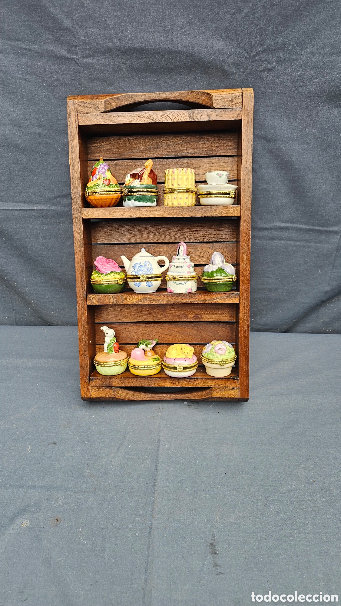 Antig&uuml;edades: Colecci&oacute;n de cajitas de porcelana con mueble expositor