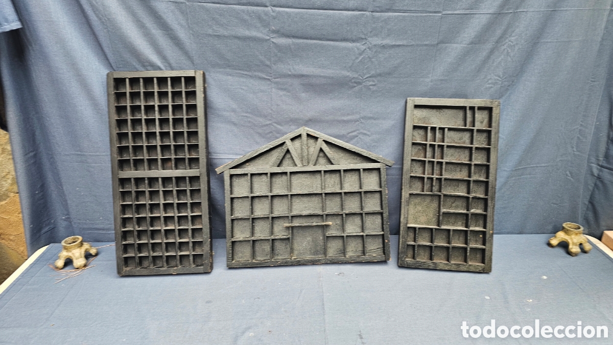 Antig&uuml;edades: 3 expositores de madera para miniaturas / dedales