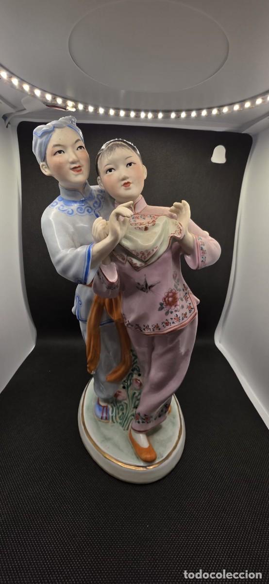 Antig&uuml;edades: FIGURA ORIGINAL PORCELANA CHINA REPUBLICA POPULAR FIGURA PAREJA CON MARCA JINDENZHEN