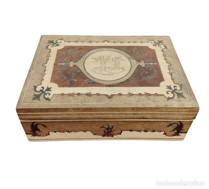 Antig&uuml;edades: ANTIGUA CAJA JOYERO CON ESCENA DE PUTTI. MADERAS NOBLES Y MARQUETER&Iacute;A. EUROPA. SIGLO XX.