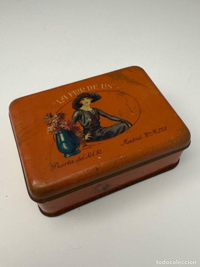 Antig&uuml;edades: Antigua caja modernista hojalata bombones caramelos confiteria la Flor de Lis, Madrid - ilustrada po
