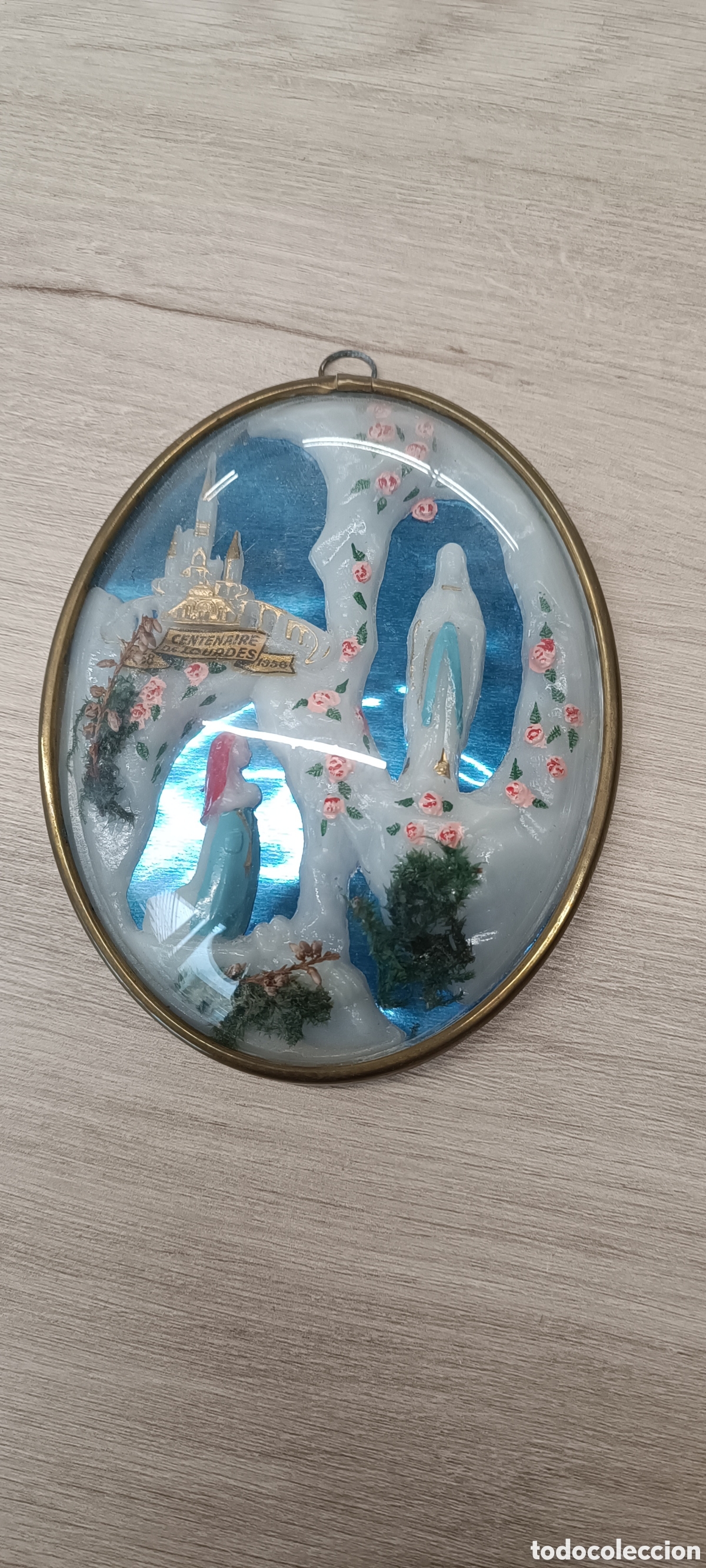 Antig&uuml;edades: Medall&oacute;n-Relicario centenario Lourdes a&ntilde;o 1958 ,de lat&oacute;n y cristal bomb&eacute;