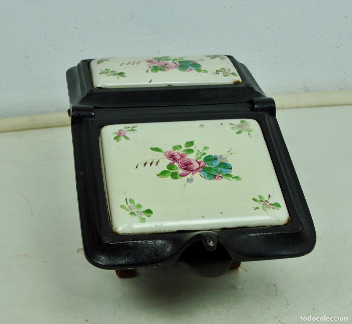 Antig&uuml;edades: Carbonera en hierro forjado y metal esmaltado con dibujos flores