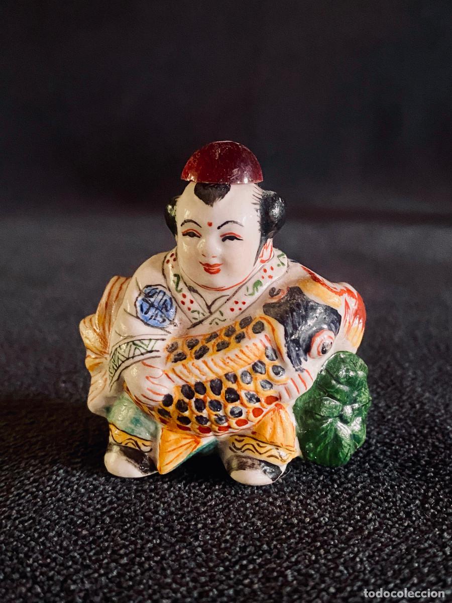 Antig&uuml;edades: Snuff Bottle , botella de rap&eacute; de un hombre con un pez. China siglo XIX