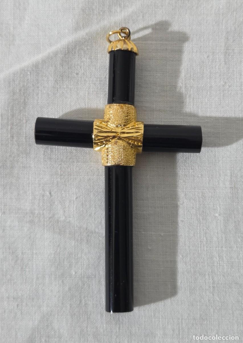 Antig&uuml;edades: Colgante cruz de metal dorado y vidrio negro