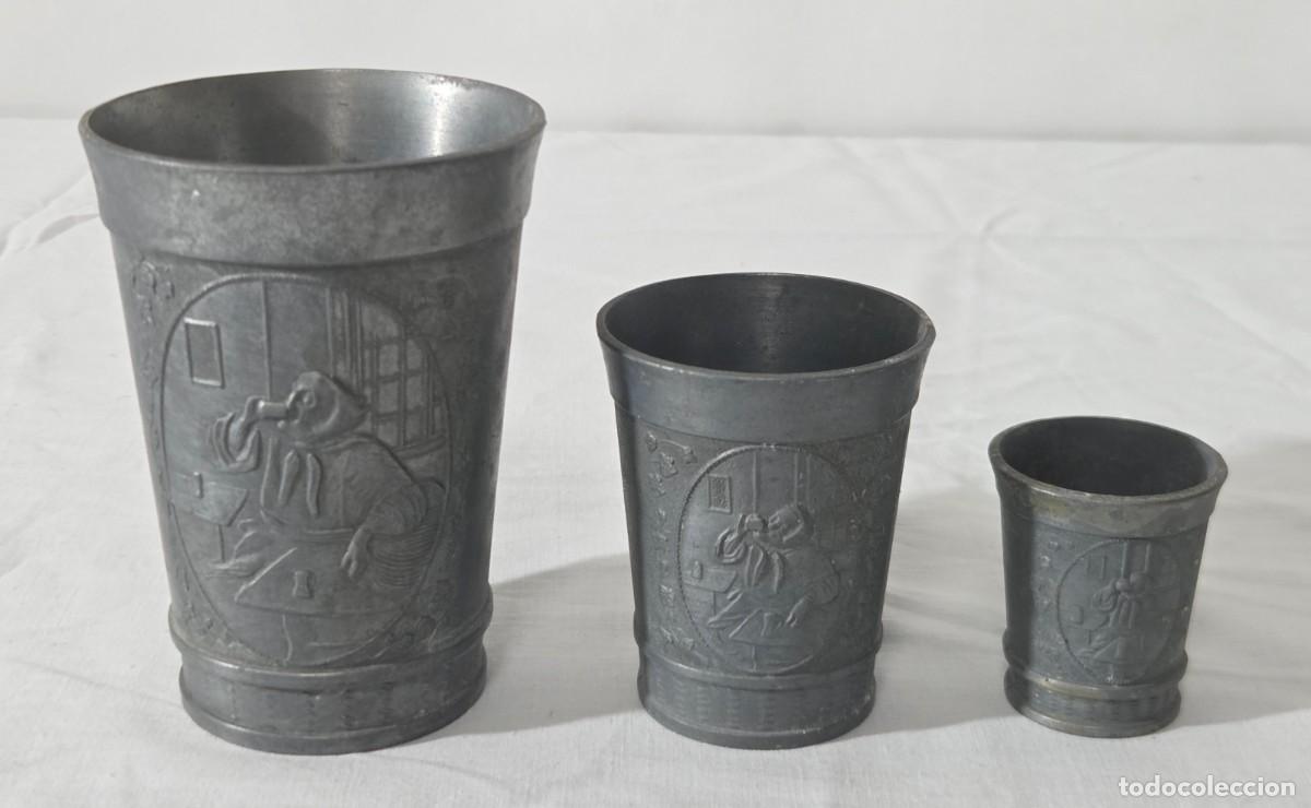 Antig&uuml;edades: Juego de tres vasos en calamina con relieves