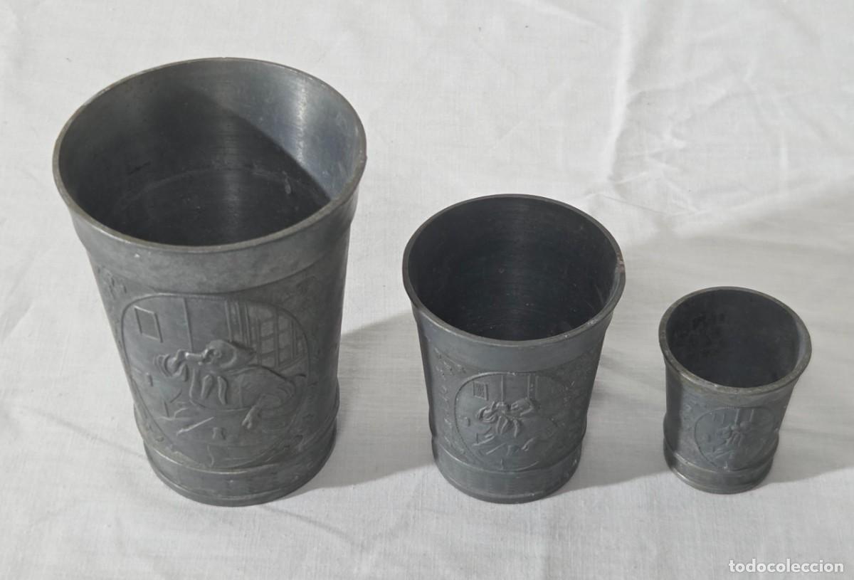 Antig&uuml;edades: Juego de tres vasos en calamina con relieves - Foto 2