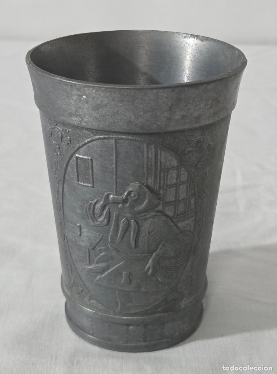 Antig&uuml;edades: Juego de tres vasos en calamina con relieves - Foto 3