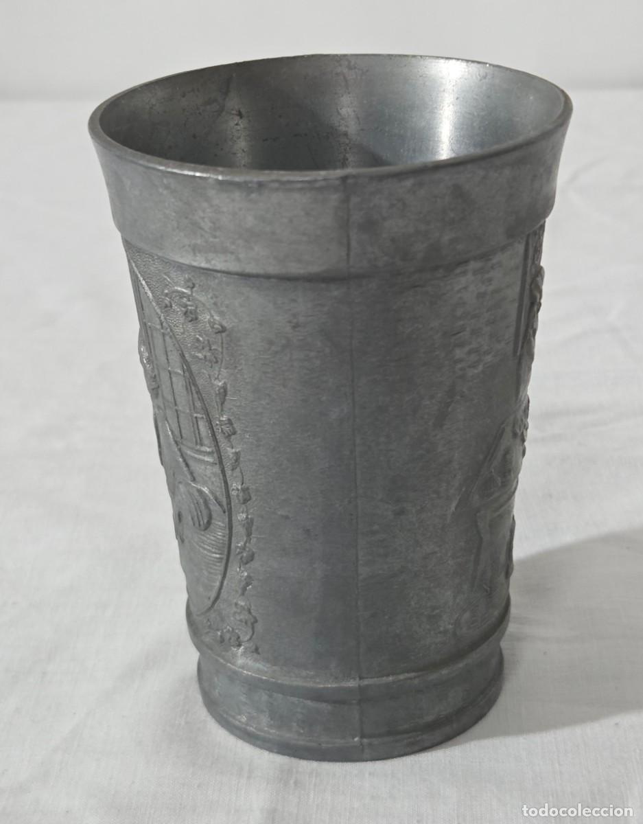 Antig&uuml;edades: Juego de tres vasos en calamina con relieves - Foto 4