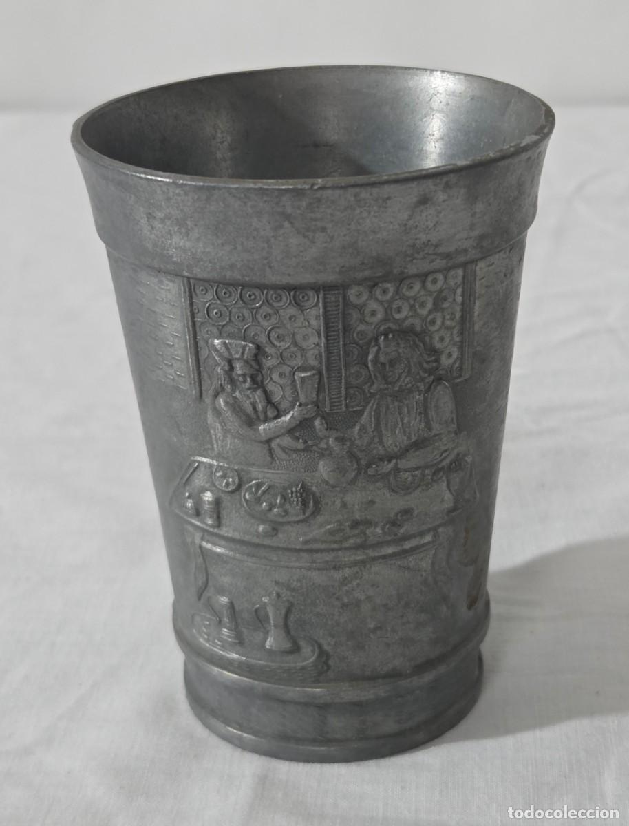 Antig&uuml;edades: Juego de tres vasos en calamina con relieves - Foto 5