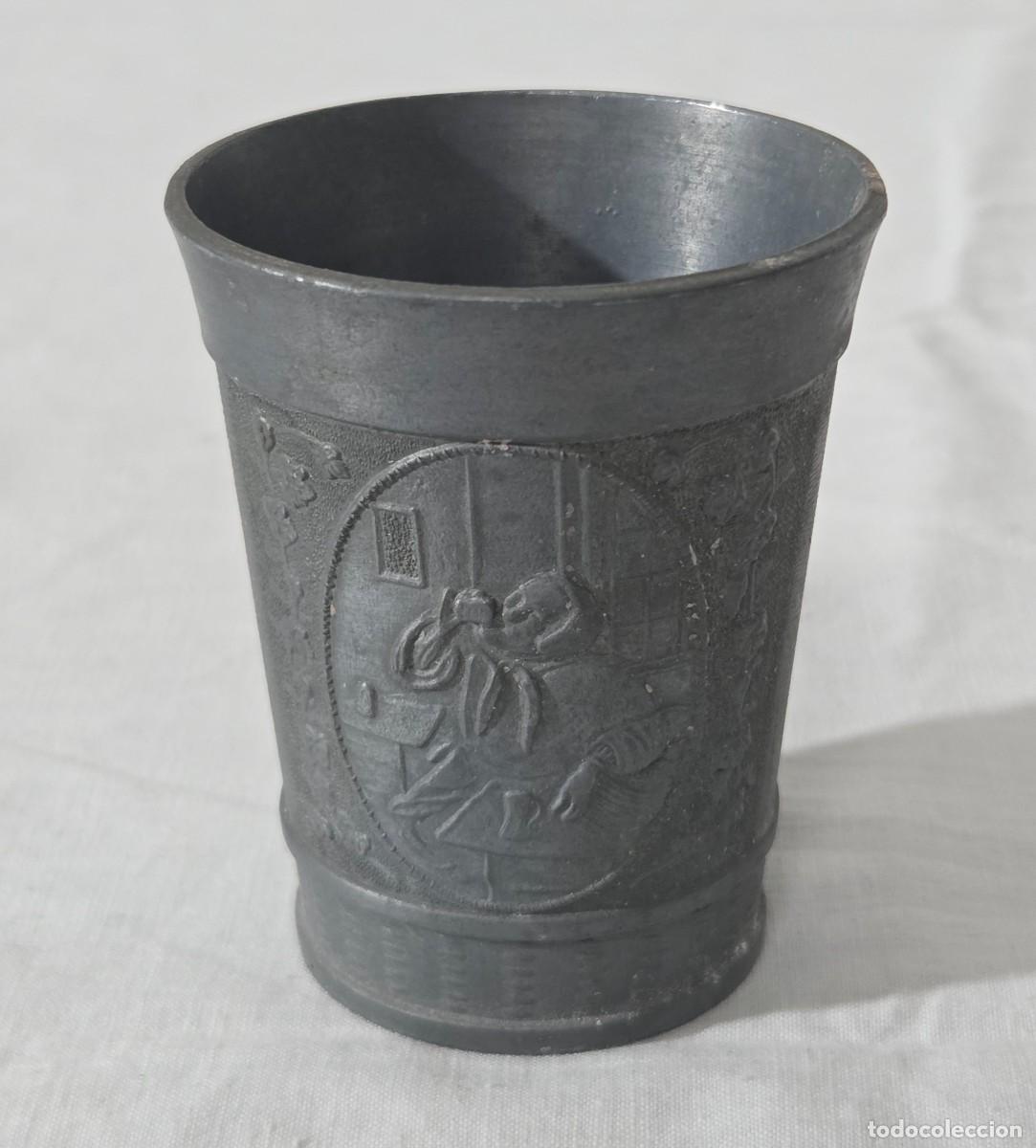 Antig&uuml;edades: Juego de tres vasos en calamina con relieves - Foto 7