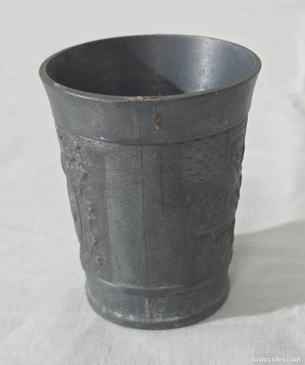 Antig&uuml;edades: Juego de tres vasos en calamina con relieves - Foto 8