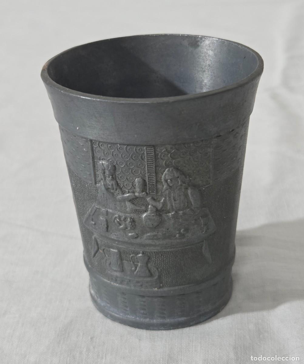 Antig&uuml;edades: Juego de tres vasos en calamina con relieves - Foto 9