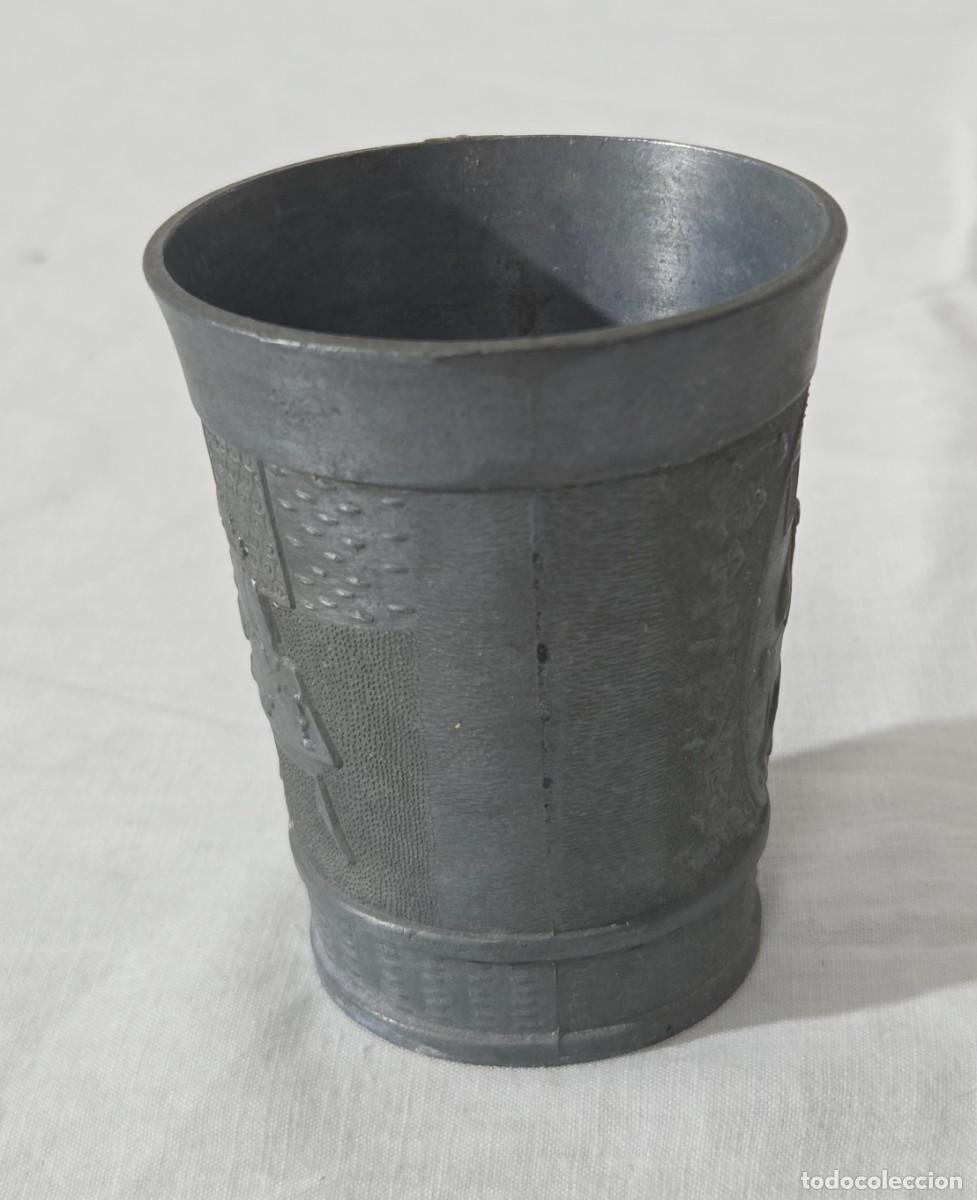 Antig&uuml;edades: Juego de tres vasos en calamina con relieves - Foto 10