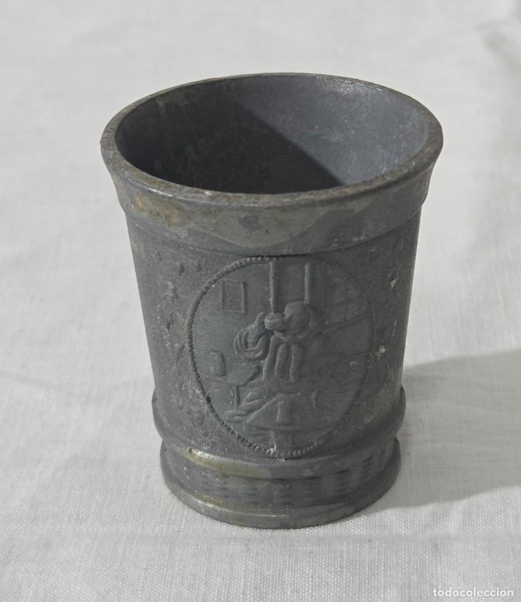 Antig&uuml;edades: Juego de tres vasos en calamina con relieves - Foto 11