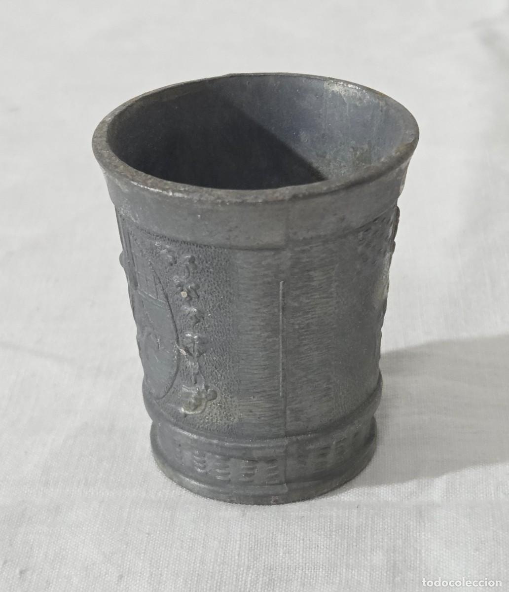 Antig&uuml;edades: Juego de tres vasos en calamina con relieves - Foto 12