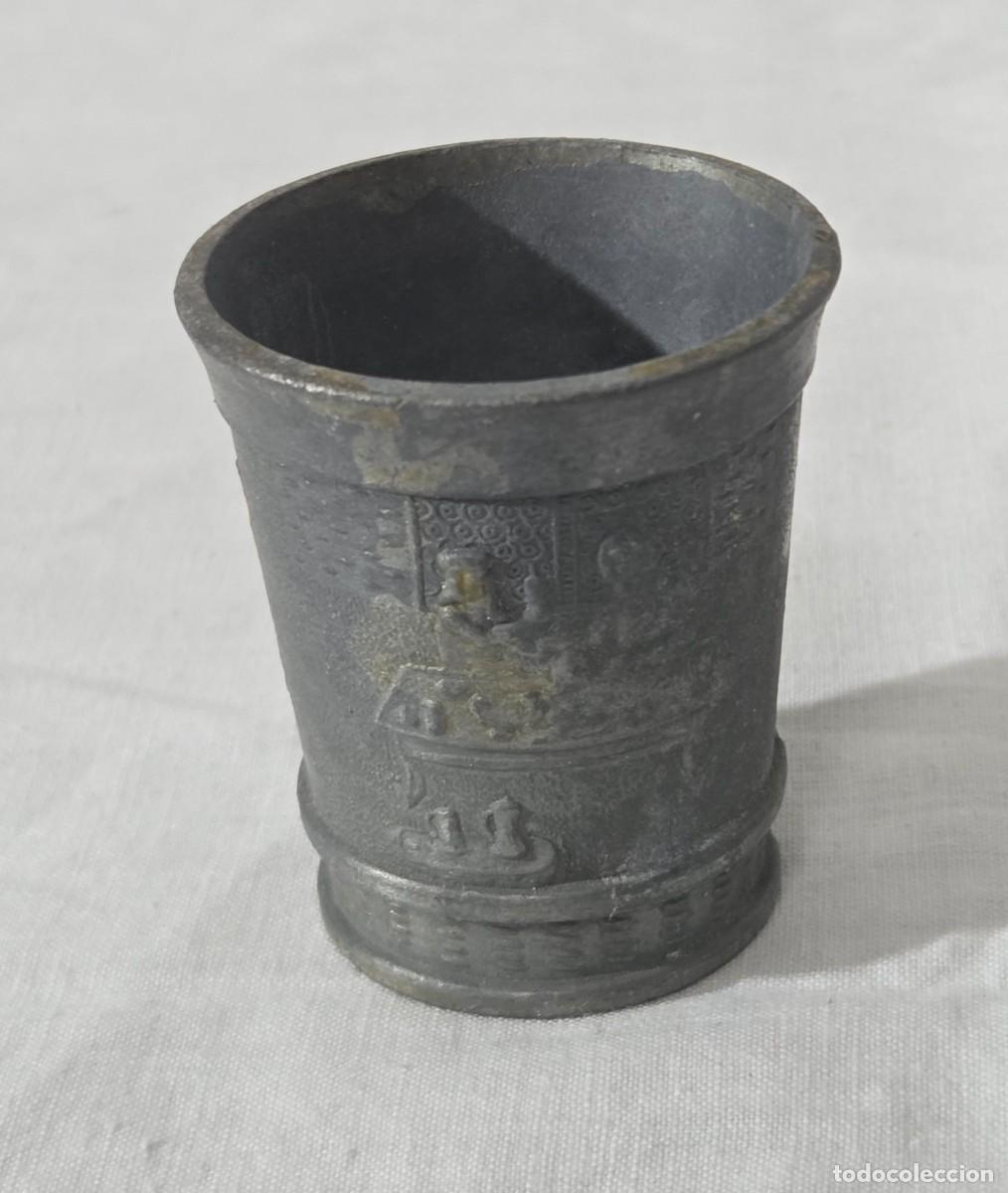 Antig&uuml;edades: Juego de tres vasos en calamina con relieves - Foto 13