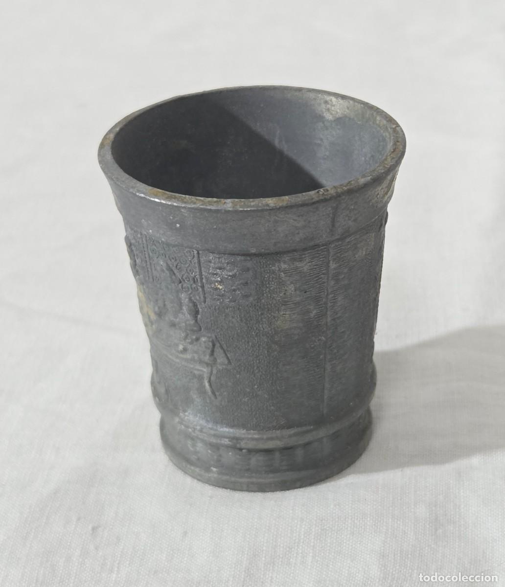 Antig&uuml;edades: Juego de tres vasos en calamina con relieves - Foto 14