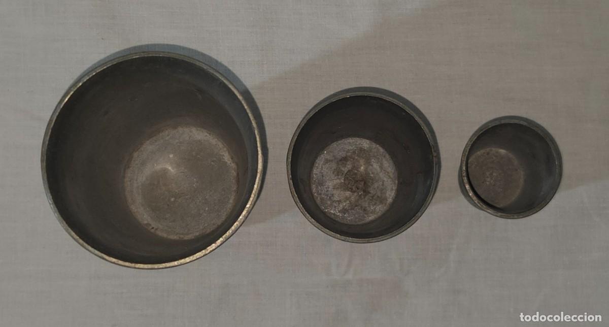 Antig&uuml;edades: Juego de tres vasos en calamina con relieves - Foto 15