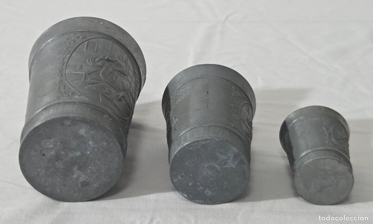 Antig&uuml;edades: Juego de tres vasos en calamina con relieves - Foto 16