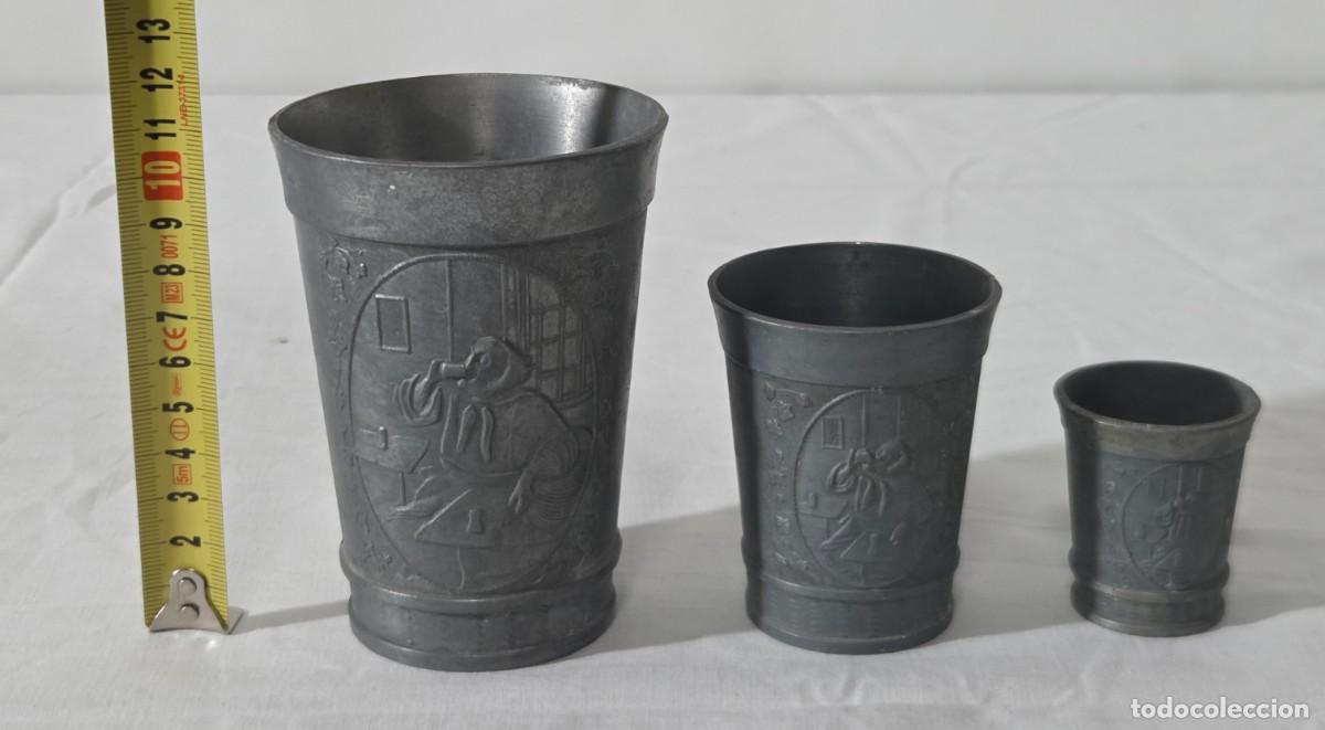 Antig&uuml;edades: Juego de tres vasos en calamina con relieves - Foto 17