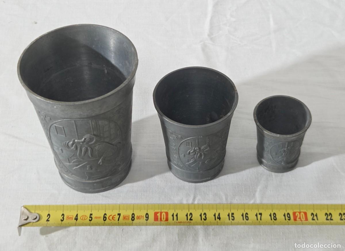 Antig&uuml;edades: Juego de tres vasos en calamina con relieves - Foto 18