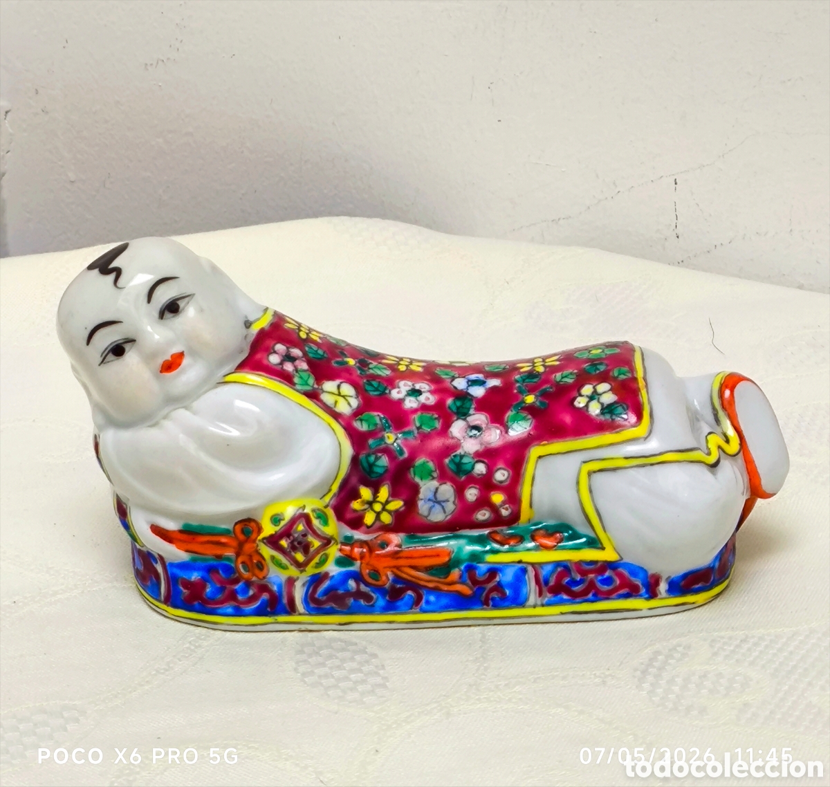 Antig&uuml;edades: almohada de porcelana china (o reposacabezas), com&uacute;nmente asociada con el estilo Familia Rosa.